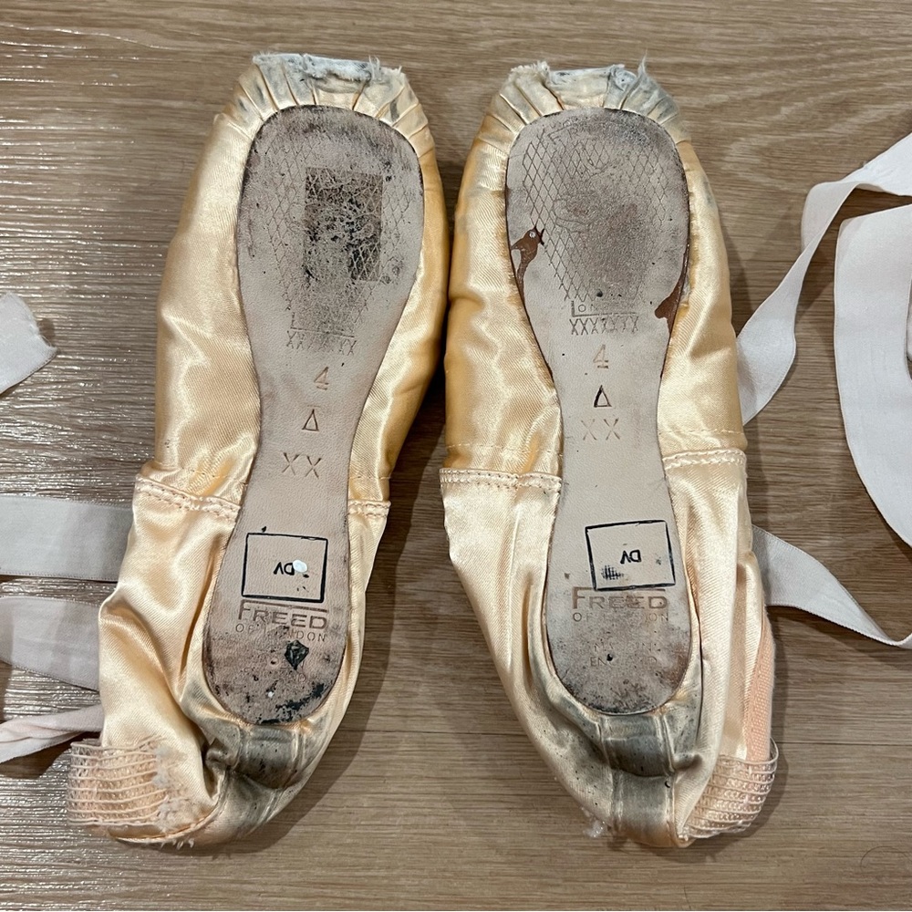 dead pointe shoes